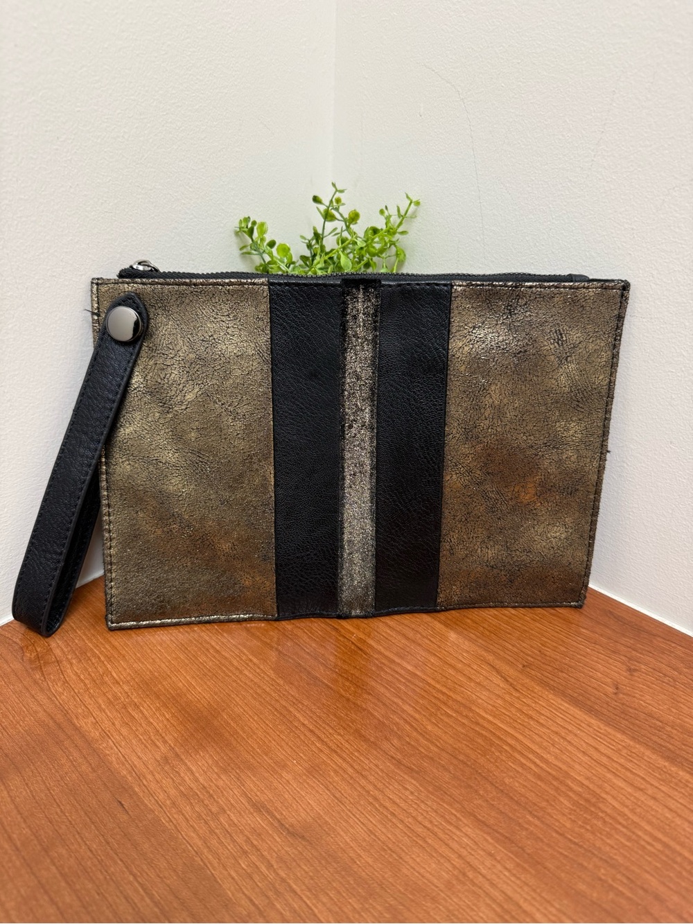 Sondra Roberts SR2 Clutch Wristlet-Metalic Gold-EUC